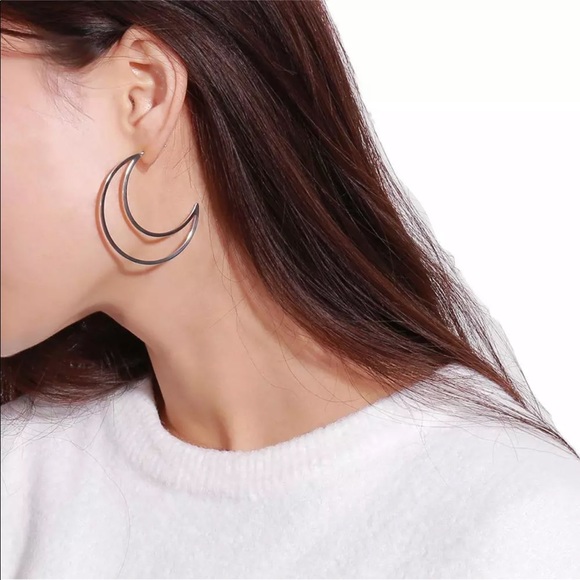 Jewelry - ✨Silver Cresent Moon Hollow Earrings✨